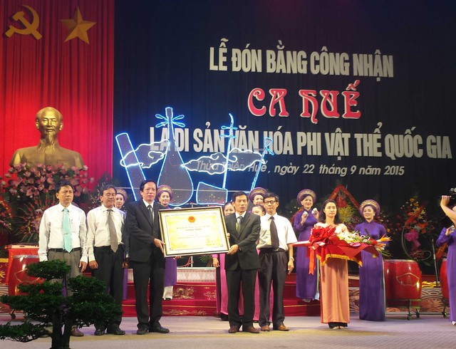 Ông Phan Tiến Dũng, giám đốc Sở VHTT&DL Thừa Thiên - Huế nhận bằng công nhận Ca Huế là Di sản văn hóa phi vật thể quốc gia. Ảnh L.C