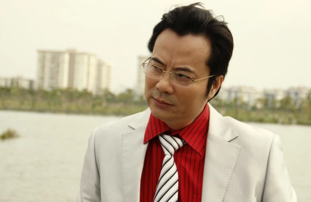 Diễn viên Phan Anh trong vai giám đốc Lê Định Sơn trong Đối thủ kỳ phùng