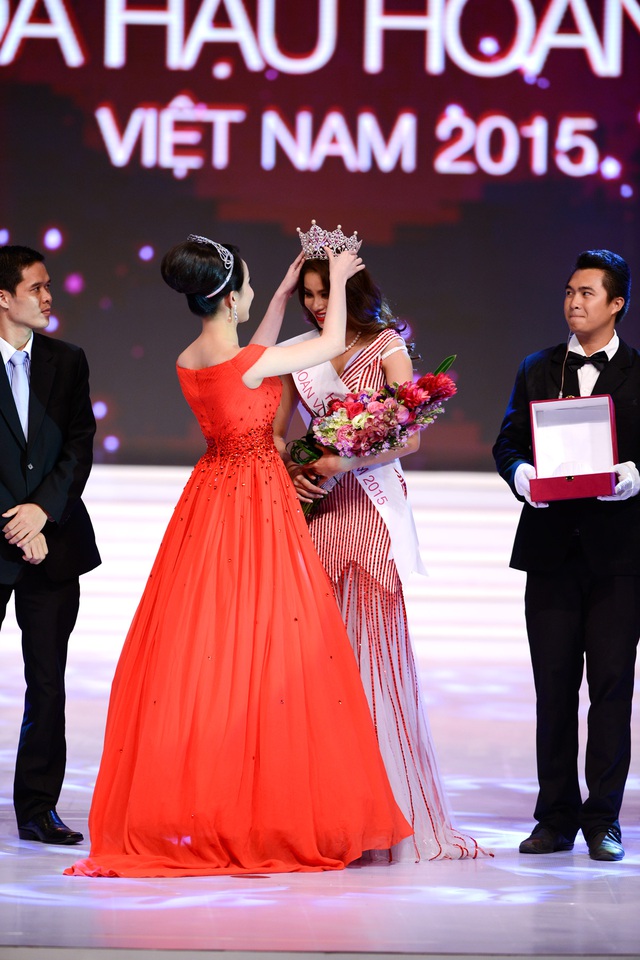 Hoa hậu Thùy Lâm trao vương miện cho tân hoa hậu