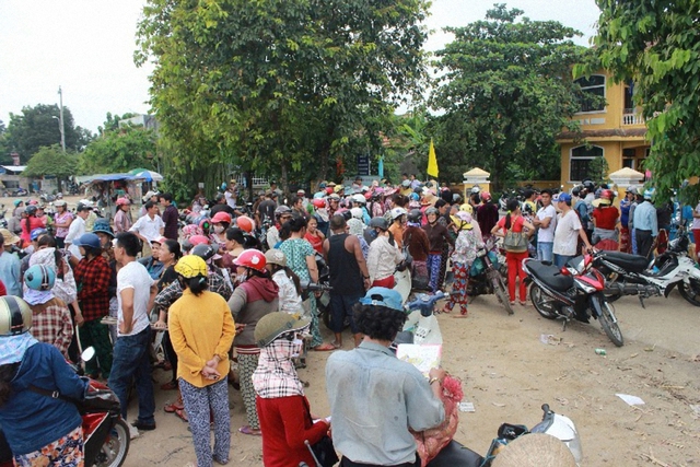 Tiểu thương bao vây UBND phường Phú Hậu để phản đối di dời chợ