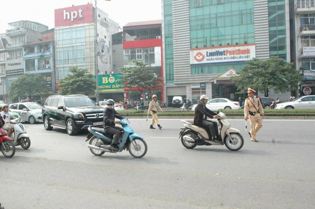 
Căn cứ vào hình ảnh và thông tin xe vi phạm, Tổ công tác dừng xe.
