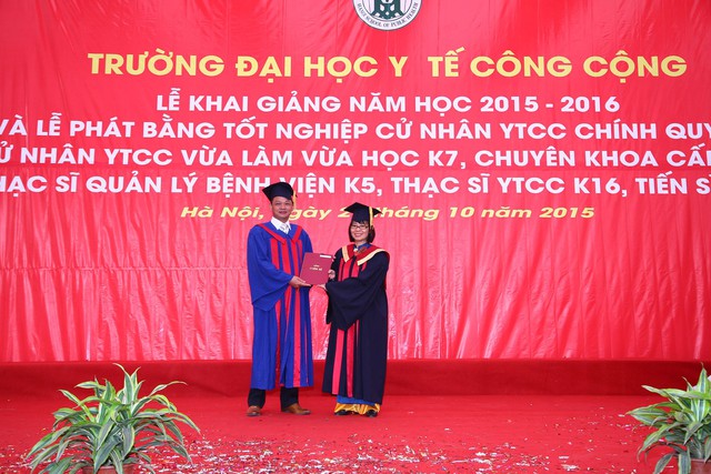 
PGS. TS Bùi Thị Thu Hà, Hiệu trưởng trường Y tế Công cộng trao bằng Tiến sỹ Y tế công cộng cho một tân tiến sỹ.
