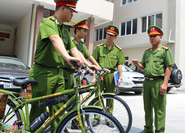 
Ngày 12/8, Công an phường Tràng Tiền cùng nhiều phường khác trong khu vực nội thành Hà Nội ra quân tuần tra bằng xe đạp. Ảnh: Zing
