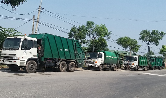 Nhiều xe chở rác thải đậu lại bên đường Hoàng Văn Thái vì người dân chặn lại không cho đi