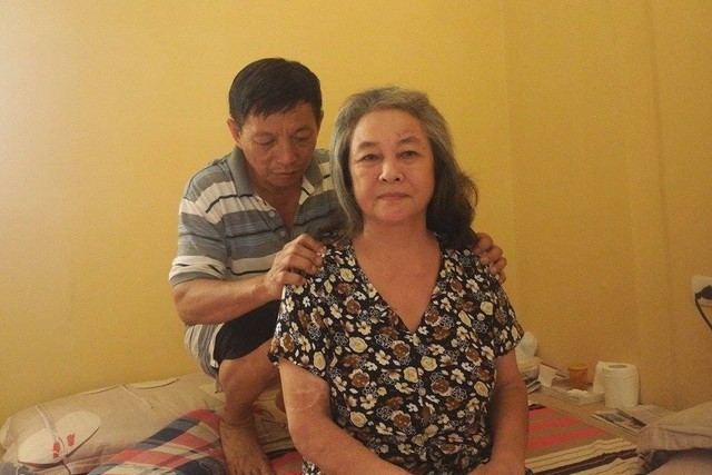 Bà Nguyễn Thị Tiêu bị tường đổ trúng người, bà thoát chết nhưng phải nằm một chỗ hơn 1 tháng mới có thể ngồi dậy được.
