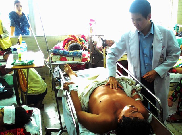 Trưởng khoa Ngoại tiêu hóa BV Chợ Rẫy, TS.BS Lâm Việt Trung nói phải theo dõi chặt chẽ thương tổn nội tạng vùng bụng của bệnh nhân.