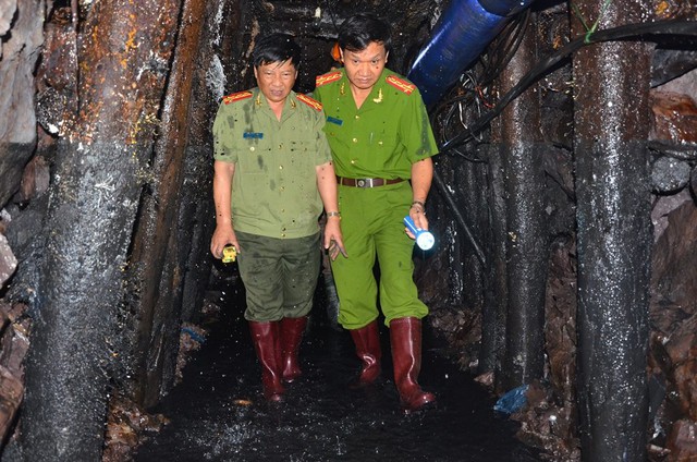 
Đại tá Trần Văn Hoàn (bên trái) – Phó giám đốc Công an tỉnh Hòa Bình trực tiếp đến chỉ đạo việc cứu hộ.
