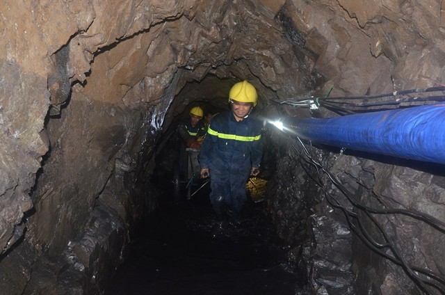 
Bên trong hầm nơi 2 nạn nhân đang mắc kẹt
