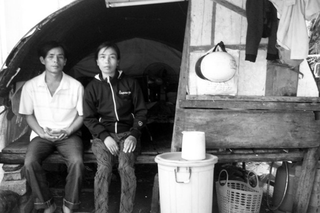 Vợ chồng anh Dương Văn Vui và chị Trần Thị Phước trong mui thuyền được dựng làm nhà. Ảnh: Đ.Hoàng