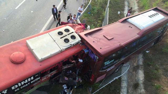 
Vụ tai nạn cao tốc Nội Bài - Lào Cai khiến 2 người tử vong tại chỗ, 22 người bị thương (Ảnh: Laocaionline)
