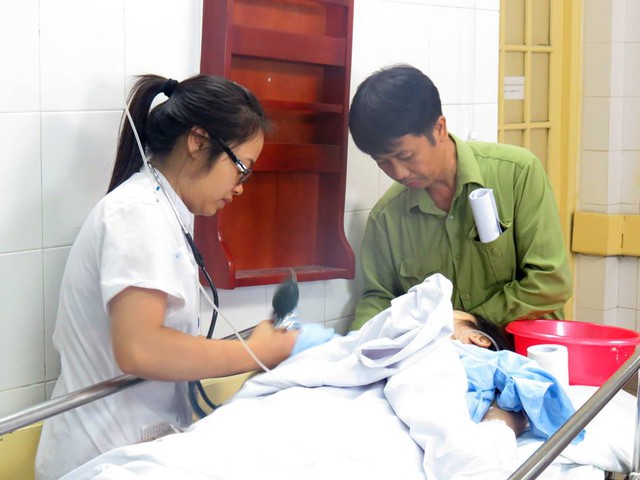 
Nạn nhân Hiền đang được các y, bác sĩ Bệnh viện Việt Đức chăm sóc, cứu chữa
