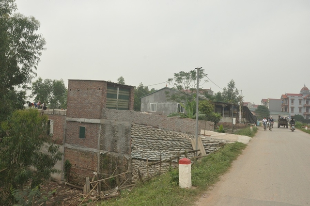 Theo khẳng định của lãnh đạo xã Kim Lũ, toàn bộ những căn nhà hai bên đường đều vi phạm hành lang đê điều