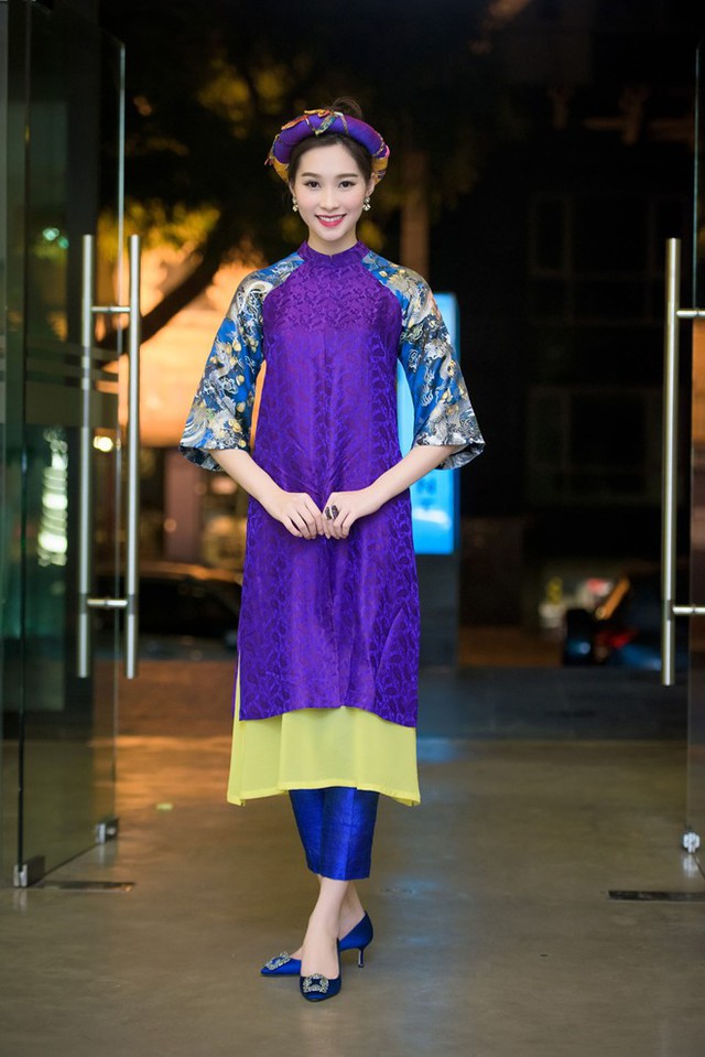 Tối 8/10, Hoa hậu Việt Nam 2012 Đặng Thu Thảo xuất hiện trên ghế nóng một cuộc thi thiết kế thời trang. Cô diện bộ trang phục thiết kế cách điệu từ tà áo dài truyền thống với điểm nhấn là chiếc khăn vấn trên đầu.