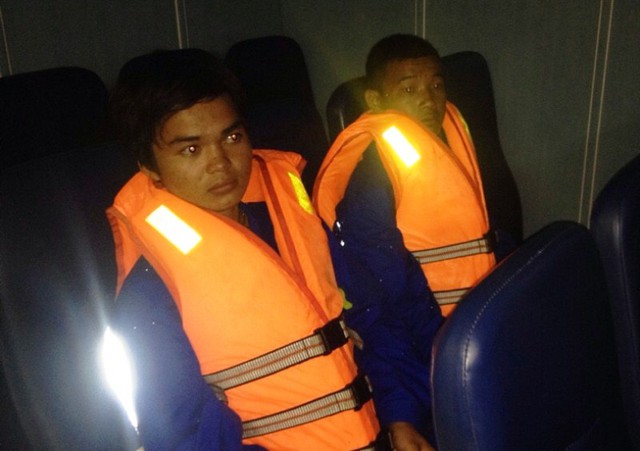 
Hai thuyền viên may mắn giữ được mạng sống nhờ tài chở container cứu vớt.
