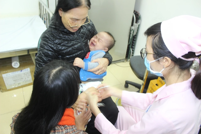 
Một em bé được tiêm vaccine 5 trong 1 Pentaxim vào sáng nay, tại cơ sở 418 Vĩnh Hưng, Hoàng Mai, Hà Nội
