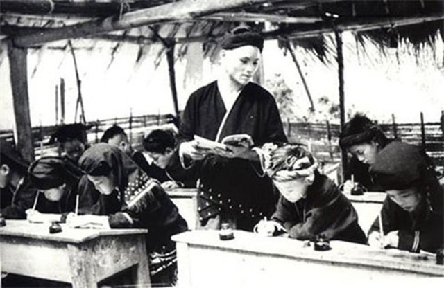 
Thầy giáo người Dao giảng bài tại lớp Bình dân học vụ, xóa mù chữ cho các học trò ở Đà Bắc, Hòa Bình sau khi nước ta giành độc lập năm 1945
