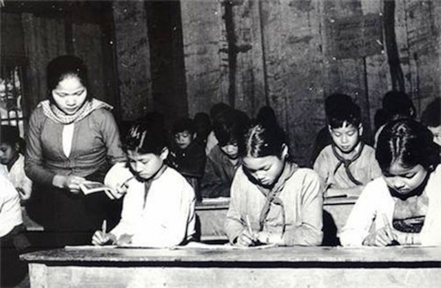 
Lớp Bình dân học vụ, xóa nạn mù chữ dưới thời kháng chiến
