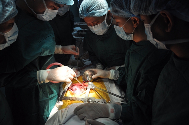 Các y bác sỹ đang tiến hành ca phẫu thuật tim tại bệnh viện Đa khoa Hữu nghị Nghệ An