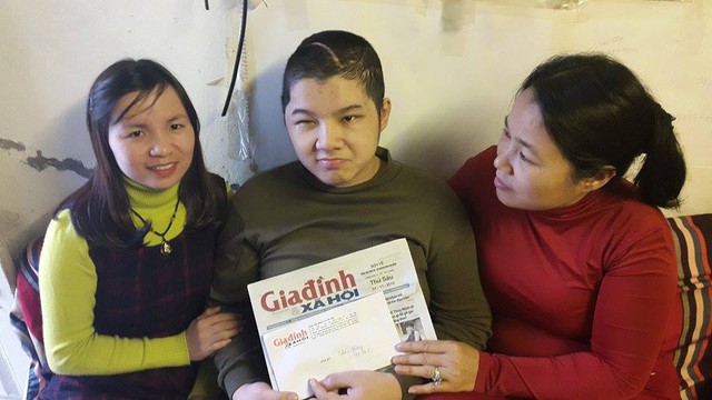 
PV Phương Thuận (bên trái) - Đại diện Quỹ Vòng tay nhân ái trao tiền bạn đọc hảo tâm cho gia đình Thắng
