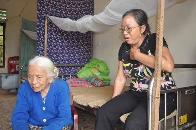 
Cả bà Ngọ và chị Hương đều cảm thấy hụt hẫng khi nghe tin Giám đốc bị đình chỉ công tác

 
