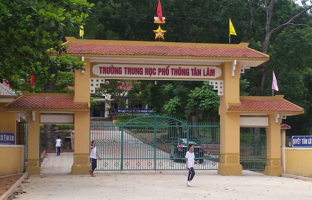Trường THPT Tân Lâm, nơi xảy ra sự cố quạt trần rơi trúng đầu học sinh. Ảnh L.C