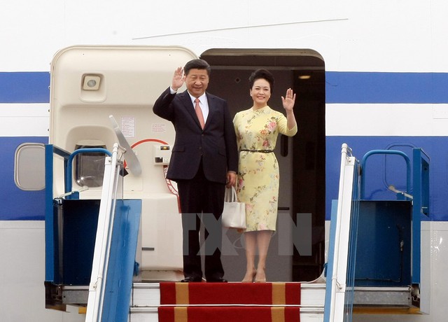 Tổng Bí thư, Chủ tịch nước Tập Cận Bình và Phu nhân tới sân bay Quốc tế Nội Bài. (Ảnh: Phạm Kiên/TTXVN