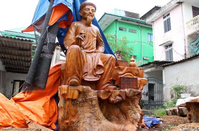 Đây được xem là bức tượng gỗ Nguyễn Du lớn nhất Việt Nam
