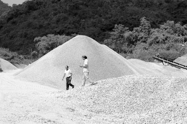 Mỏ khai thác đá của Công ty TNHH Thiên Sơn khiến người dân bức xúc. Ảnh: V.Hằng