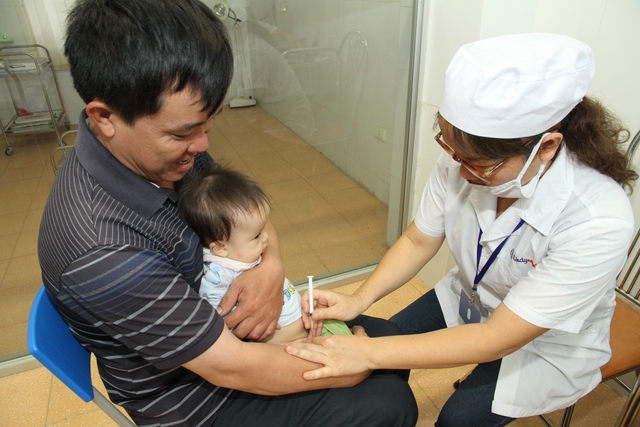 
Tiêm vaccine cho trẻ em (Ảnh: Chí Cường)
