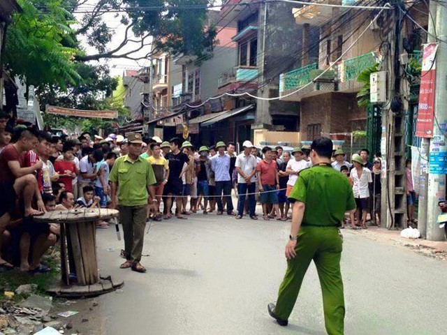 Người dân hiếu kỳ đến theo dõi