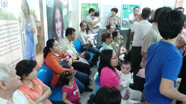 
Người dân đang chờ tiêm ngừa dịch vụ cho con em bằng vaccine Pentaxim vừa có mấy ngày qua tại Trung tâm Y tế dự phòng TP.HCM.
