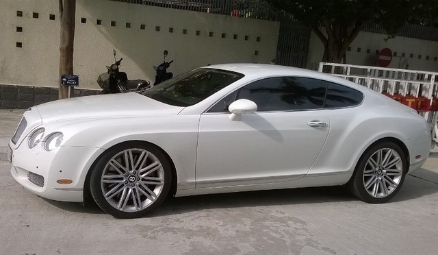 Chiếc xe ô tô nhãn hiệu Bentley không có giấy tờ hợp pháp, nghi nhập lậu. Ảnh Đ.H