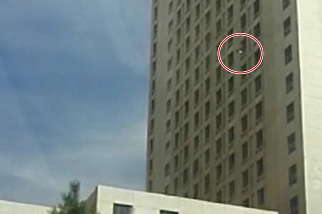 
Cô gái trẻ nhảy từ tầng 22 của tòa nhà xuống đất.
