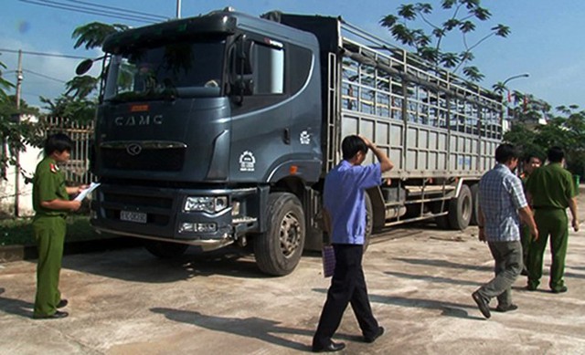 C&ocirc;ng an B&igrave;nh Định tạm giữ xe tải g&acirc;y ra tai nạn. Ảnh: V.Vy.