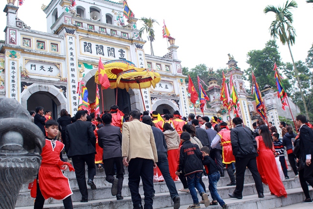 Đền Sái nằm trên đỉnh Thất Diệu Sơn ở thôn Thụy Lôi, xã Thụy Lâm (Đông Anh, Hà Nội). Nơi đây vẫn đang lưu giữ được bản gốc tượng Đức Huyền Thiên Trấn Vũ. Sự tích bắt nguồn từ việc An Dương Vương xây thành Cổ Loa, được các tiên nữ đêm đêm xuống trần gánh đất đắp hộ nhưng thần ma gà tác yêu giả tiếng gà gáy sáng làm các tiên cô bỏ cuộc bay về trời, nên đắp mãi chưa xong thành.