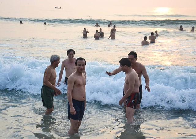 Ông Nguyễn Xuân Anh cùng lãnh đạo Đà Nẵng xuống biển tắm sáng 1/5. Ảnh: Đoàn Nguyên.