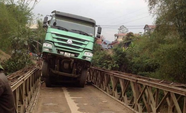 
Chiếc xe tải trọng gần 30 tấn qua cầu Quần sáng 31/3. Ảnh: Nguyễn Ly.
