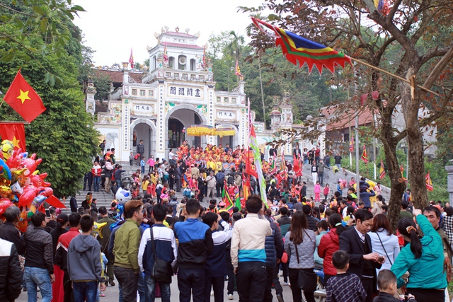 
Sáng nay (18/2, tức 11 tháng Giêng) tại làng Thụy Lôi, xã Thụy Lâm, huyện Đông Anh, Hà Nội diễn ra lễ hội đền Sái với sự tham gia của đông đảo dân làng và du khách thập phương.

