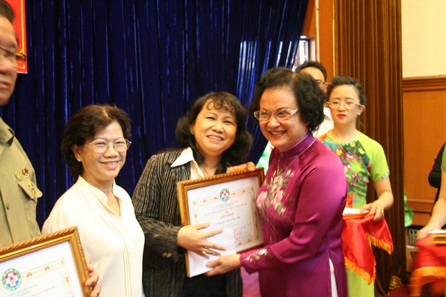 Dịp này, CLB Truyền thống Ban Dân y miền Nam cũng khen thưởng những thành viên đóng góp tích cực trong năm 2015.