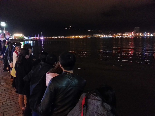 
Nhiều người đứng hai bên bờ sông Hàn theo dõi diễu hành thuyền buồm...Ảnh: Đức Hoàng
