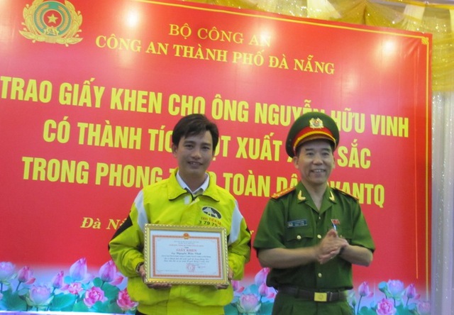 
Đại tá Lê Quốc Dân, Phó Giám đốc Công an TP Đà Nẵng trao tặng giấy khen và tiền thưởng cho tài xế taxi hãng Tiên Sa - anh Nguyễn Hữu Vinh. Ảnh: Đức Hoàng
