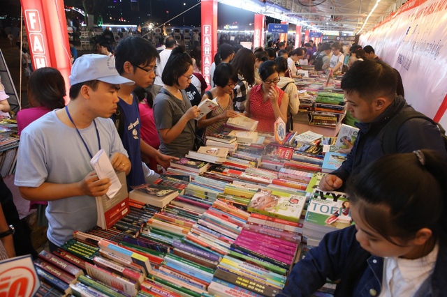 Hội sách Hội sách Hải Châu - thành phố Đà Nẵng năm 2016 với chủ đề “Sách - Văn hóa và Phát triển” khai mạc vào tối 20/4. Ảnh: Đức Hoàng