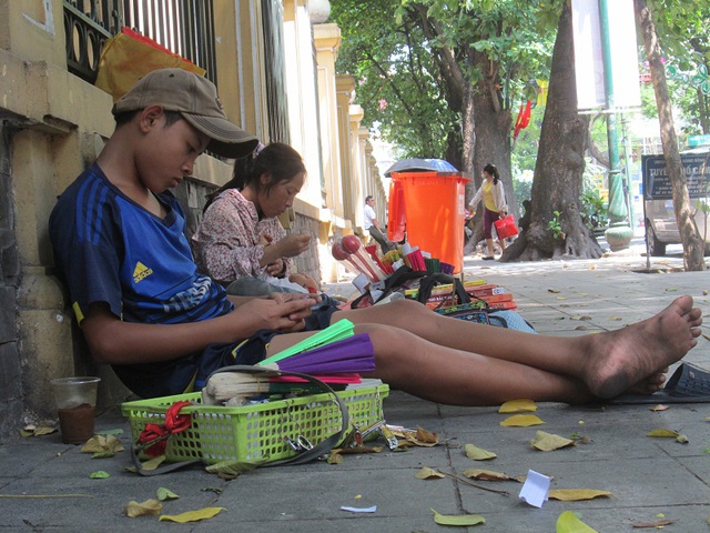 
 

Giữa trưa hè nắng gắt, ba mẹ con bán hàng rong đang nghỉ tạm trên vỉa hè gần Bệnh viện Việt Đức (Hà Nội).

 
