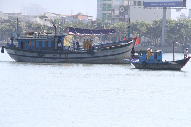 Sau hơn 12 tiếng đồng hồ xảy ra vụ tai nạn lật tàu du lịch trên sông Hàn (Đà Nẵng) vào tối 4/6, sáng 5/6, lực lượng chức năng tiếp tục tìm kiếm những nạn nhân mất tích còn lại...