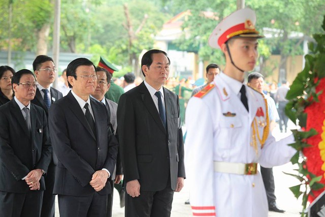 Chủ tịch nước Trần Đại Quang đến viếng các liệt sĩ.