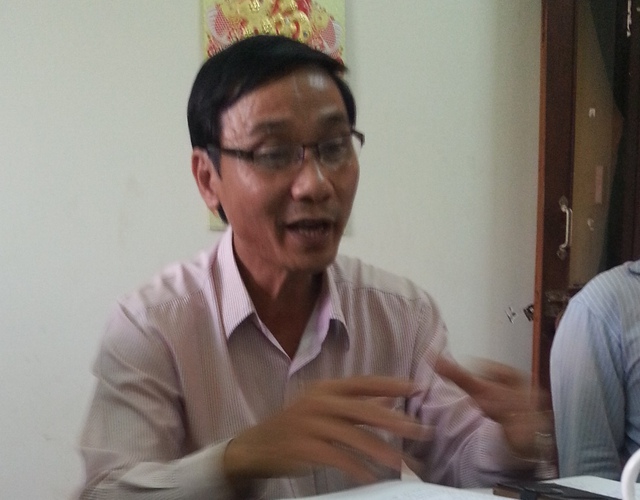Ông Huỳnh Văn Ảnh, Chủ tịch UBND xã Đức Nhuận trả lời sự việc với phóng viên. Ảnh: Đức Hoàng