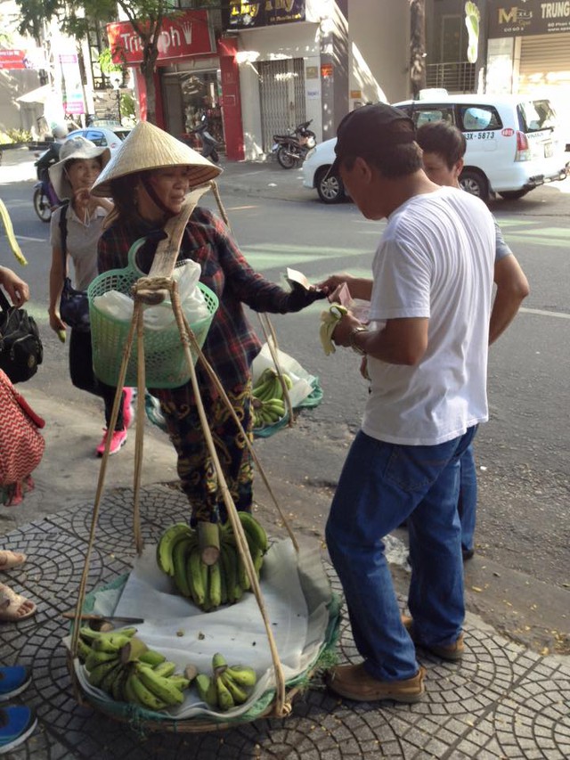 Người đàn ông là khách Trung Quốc lấy đồng Nhân dân tệ trả cho chị bán chuối nhưng chị này không nhận, bắt ông này phải trả bằng tiền Việt. Ảnh: Facebook nhạc sĩ Nguyễn Duy Khoái