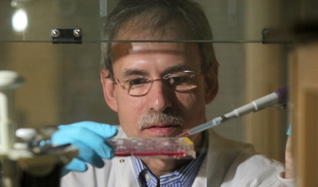 Giáo sư Mark Birch-Machin nghiên cứu về enzyme chuyển hóa trong tế bào da