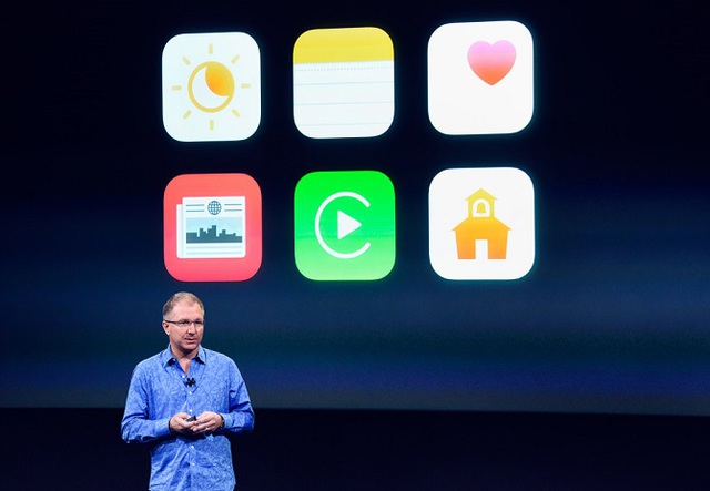 
Greg Joswiak, Phó chủ tịch mảng tiếp thị sản phẩm iPod, iPhone, iOS của Apple đang giới thiệu về các tính năng mới trên iOS 9.3

