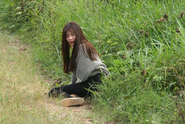 
Khi tham gia bộ phim Khu vườn bí ẩn, Thúy Diễm phải đóng cảnh nhân vật chạy trốn khỏi kẻ cưỡng hiếp. Trong lúc đang chạy, cô vấp chân phải đá và ngã lăn.
